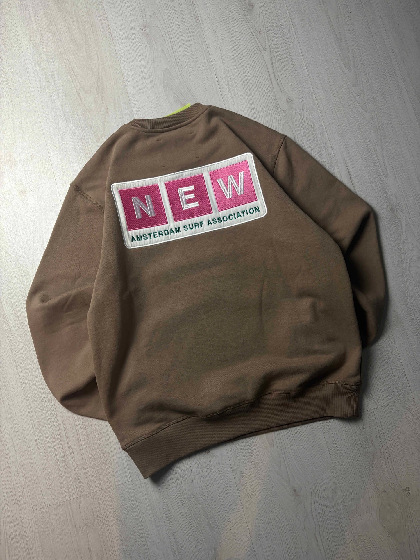 π New Amsterdam Surf Association Sweater Bruin β Nieuwstaat β Maten S & L