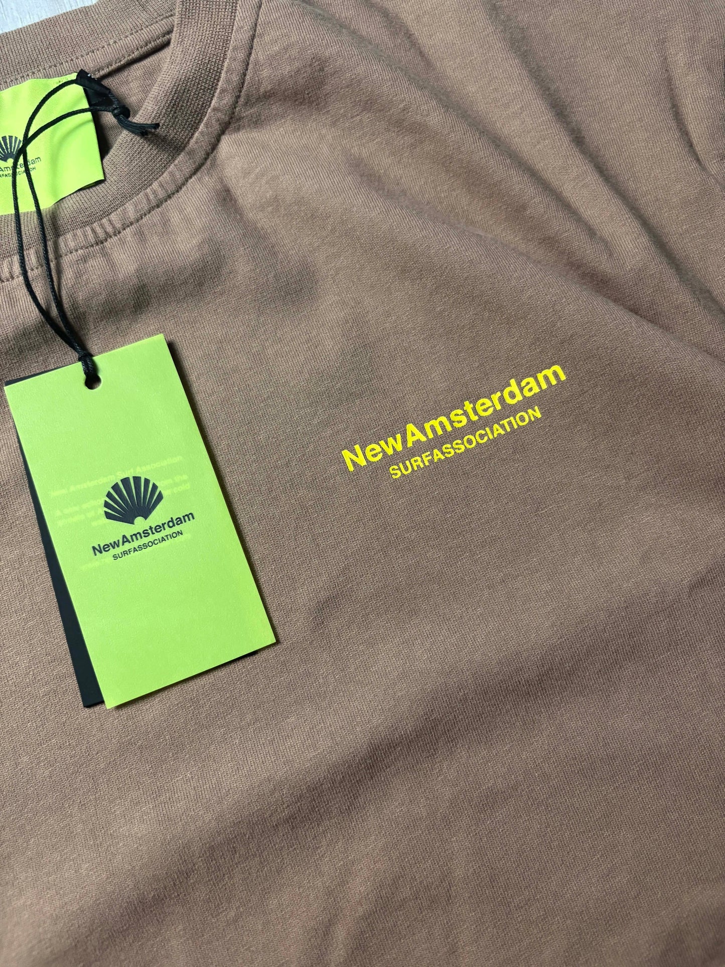 π° New Amsterdam Surf Association T-Shirt - Bruin - Maten S & M