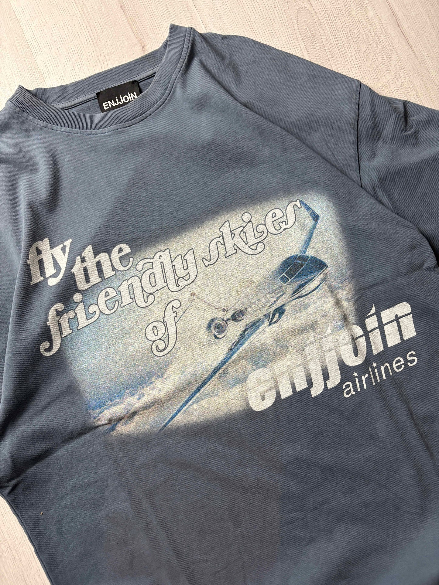 ✈️ Enjjoin “Airlines” T-Shirt Grijs – Medium