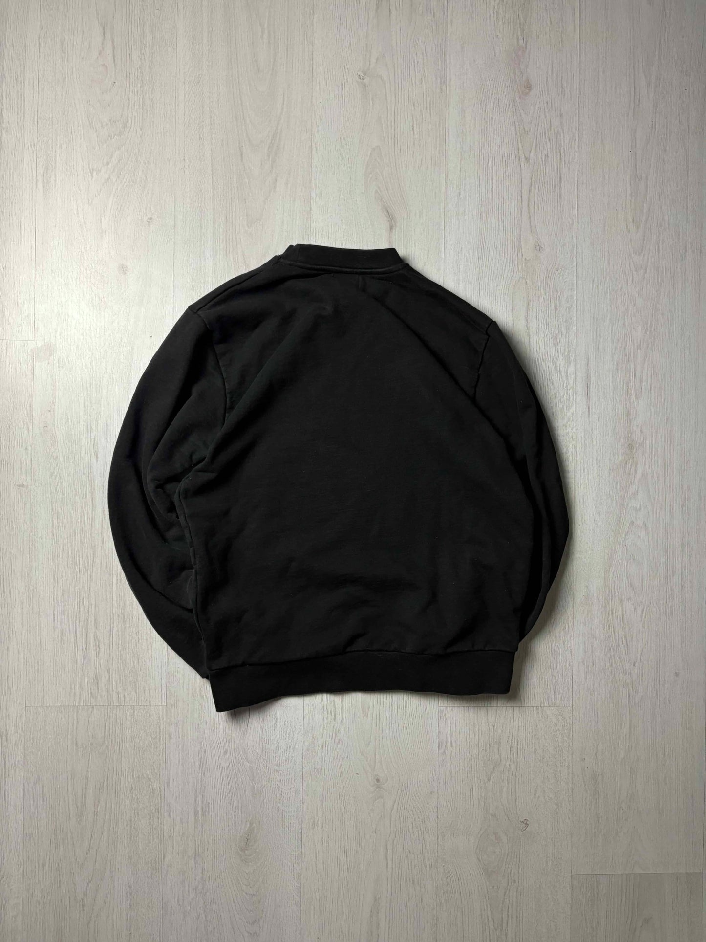 Zwarte Arte sweater in maat Small, minimalistische streetwear stijl, te koop bij Redressed.
