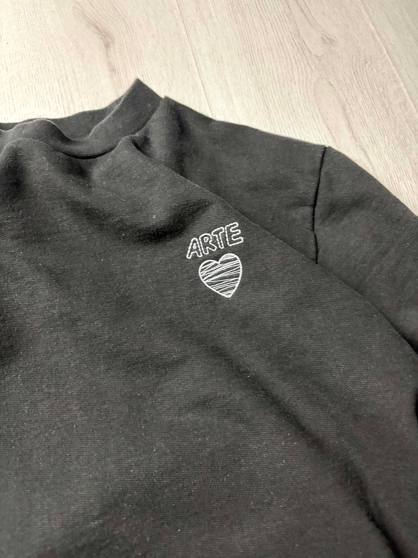 Zwarte Arte sweater in maat Small, minimalistische streetwear stijl, te koop bij Redressed.