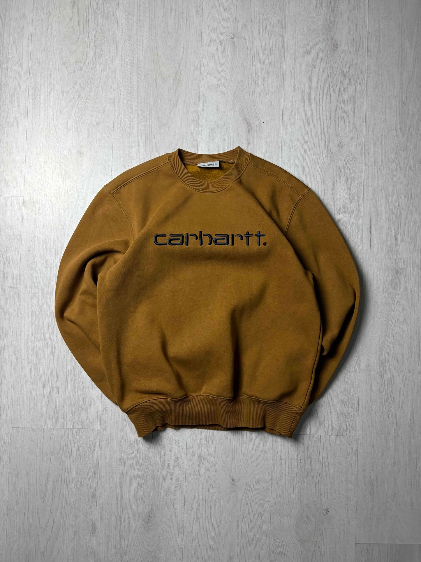 Bruine Carhartt sweater in maat Small, robuuste workwear stijl, verkrijgbaar bij Redressed.