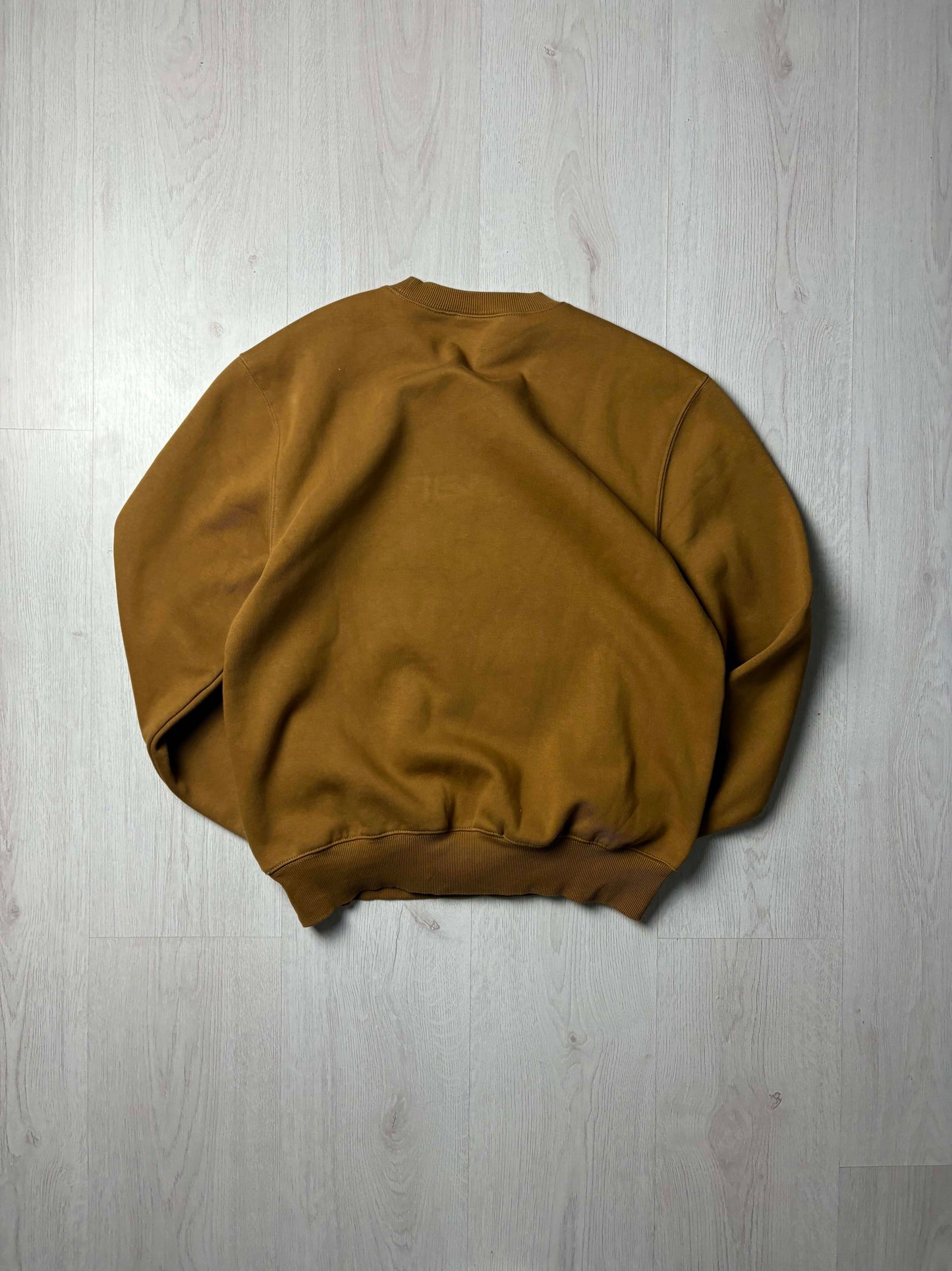 Bruine Carhartt sweater in maat Small, robuuste workwear stijl, verkrijgbaar bij Redressed.