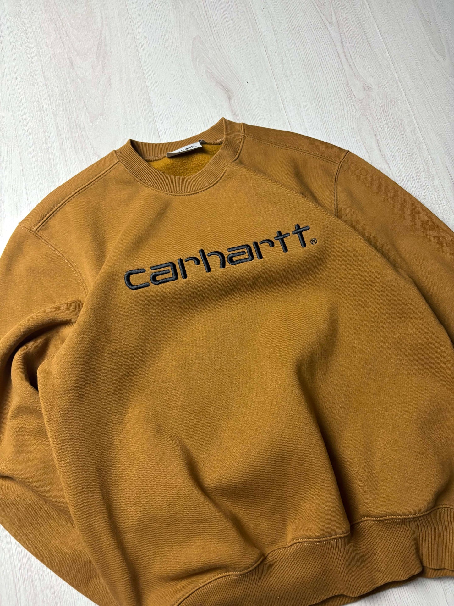 Bruine Carhartt sweater in maat Small, robuuste workwear stijl, verkrijgbaar bij Redressed.