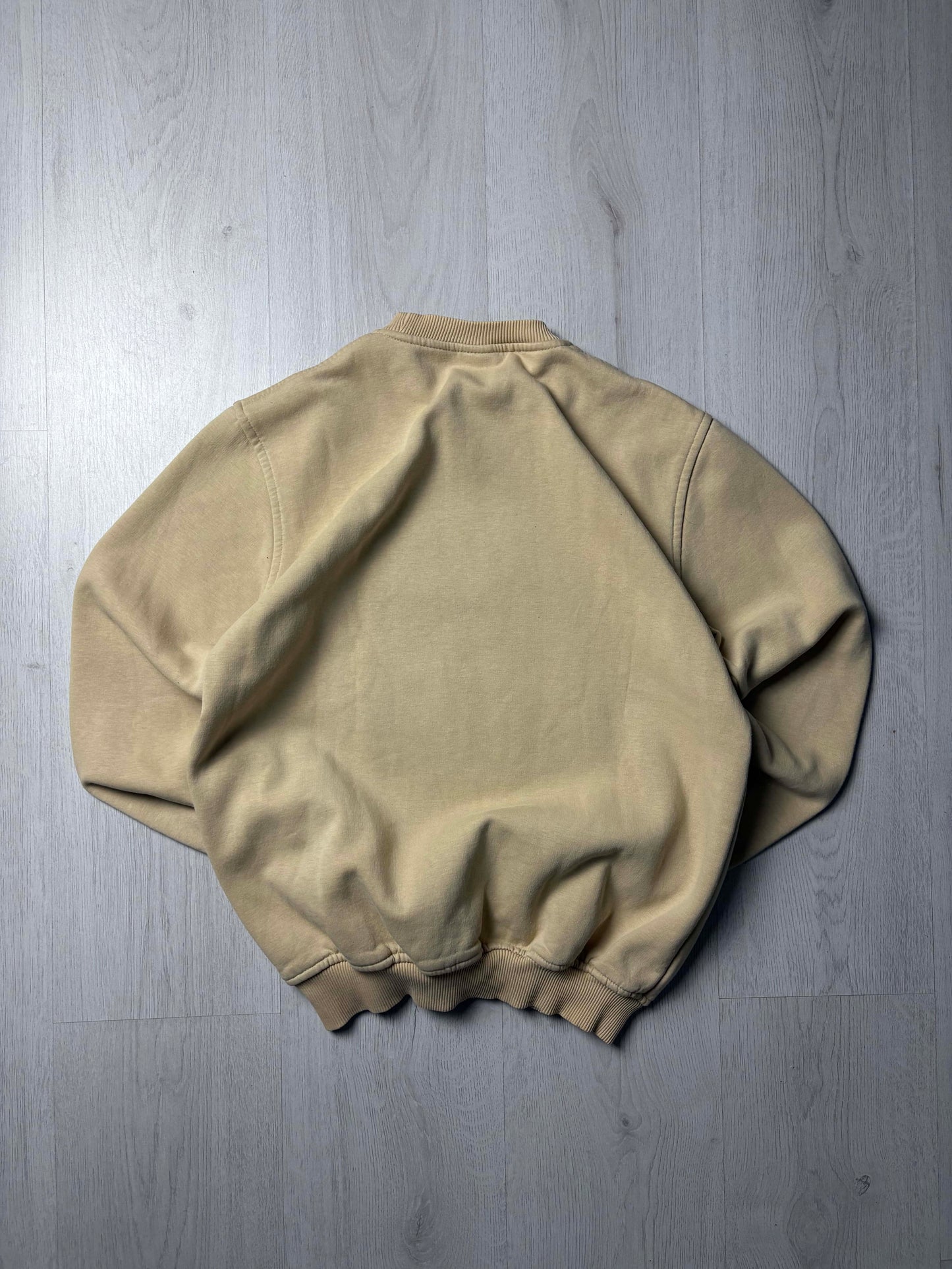 Achterkant van beige Fila sweater in maat Small, comfortabele vintage stijl bij Redressed.