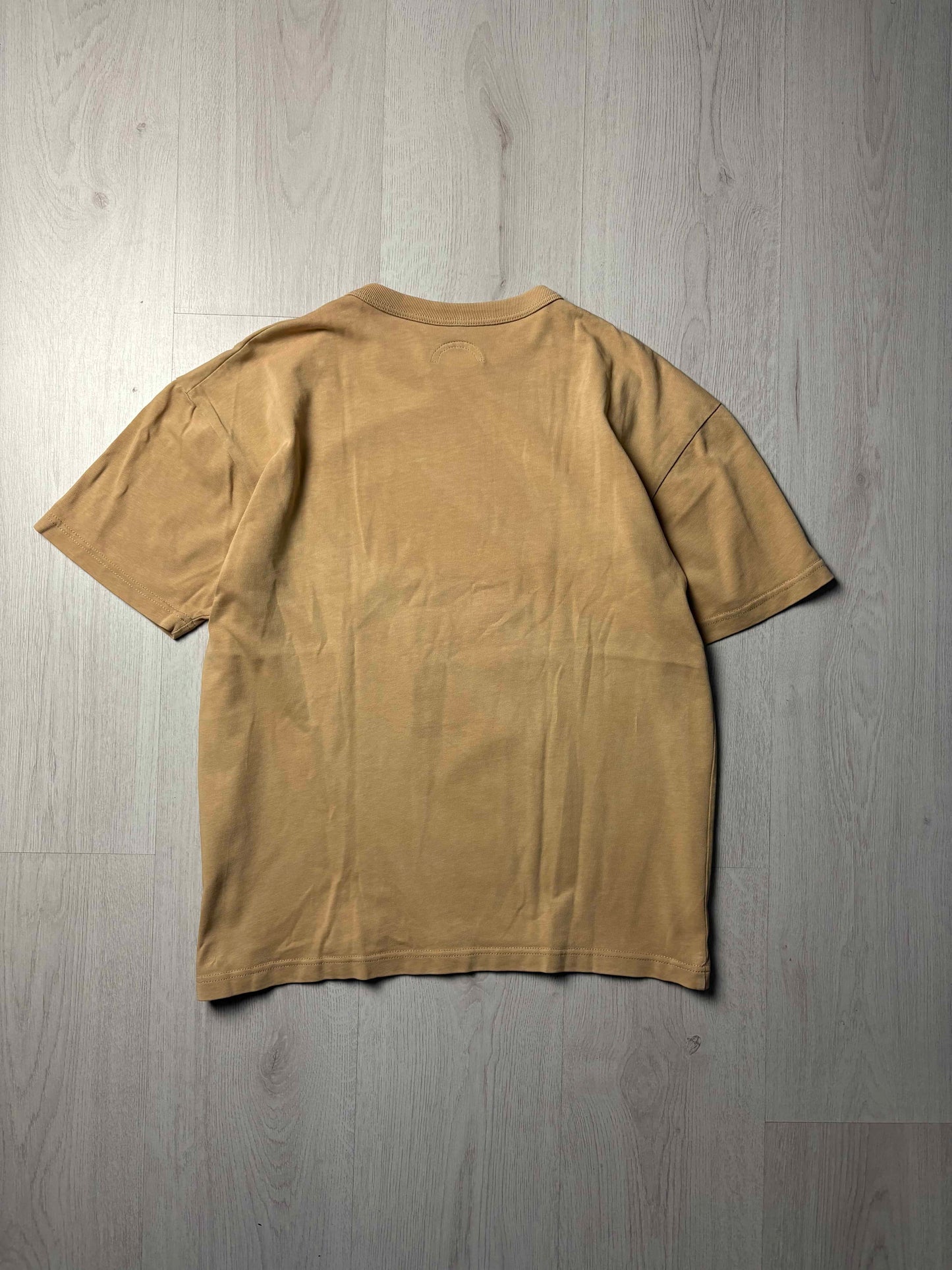 Achterkant van lichtbruin The New Originals T-shirt in maat Small, moderne streetwear stijl bij Redressed.
