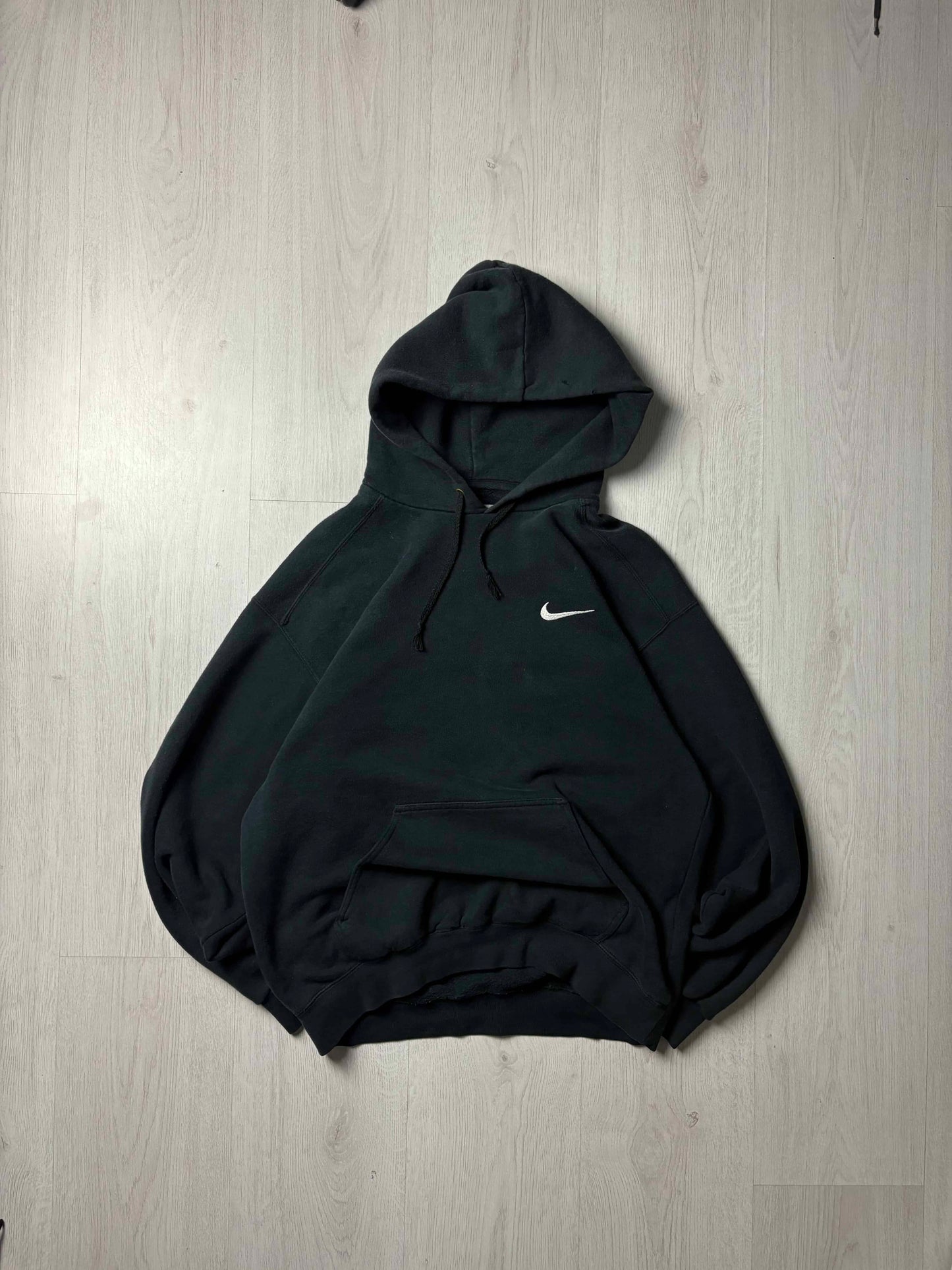 Zwarte vintage Nike hoodie in maat Small, sportieve streetwear stijl, verkrijgbaar bij Redressed.