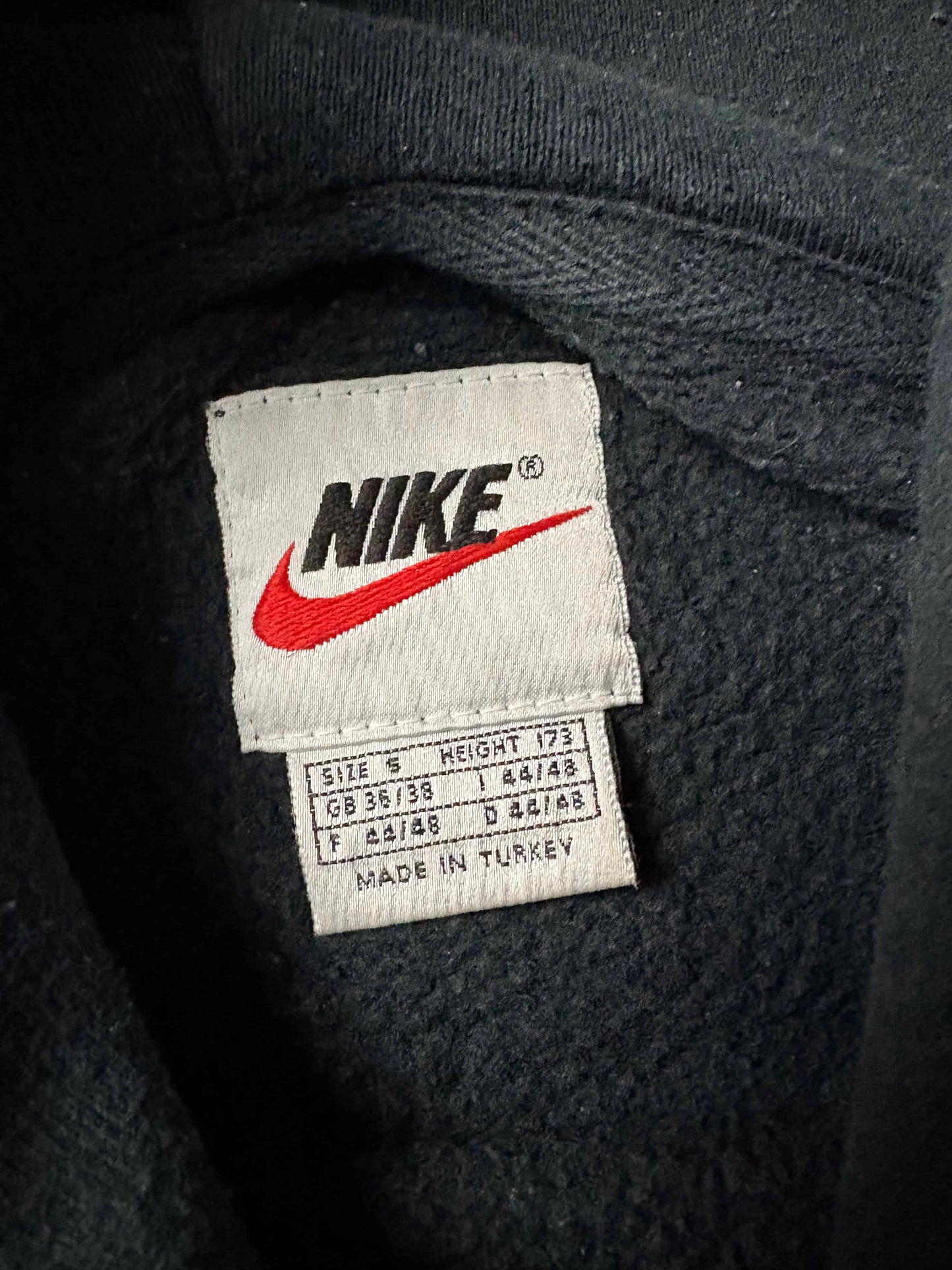 Zwarte vintage Nike hoodie in maat Small, sportieve streetwear stijl, verkrijgbaar bij Redressed.