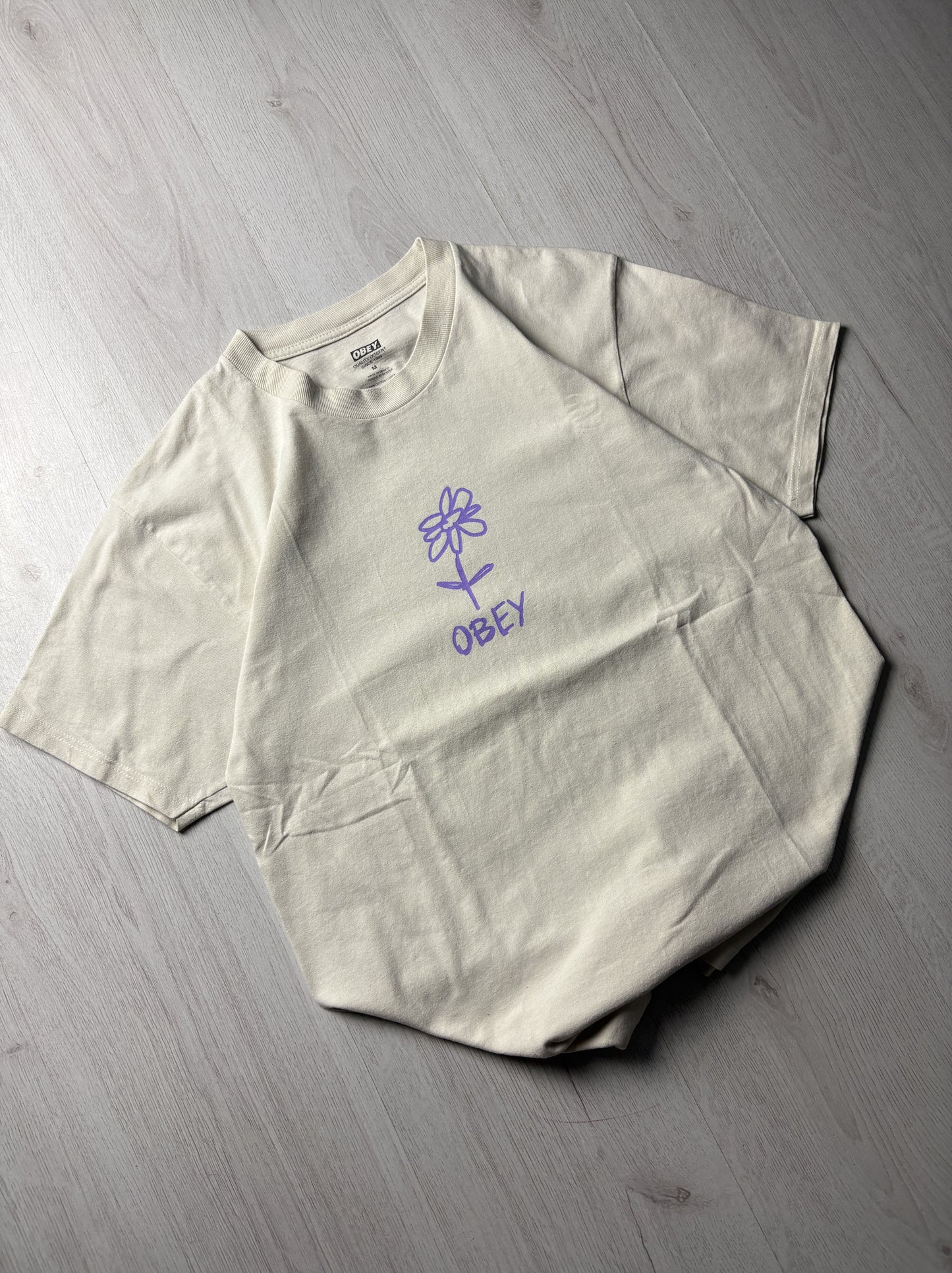 🌸 Obey T-shirt – Medium