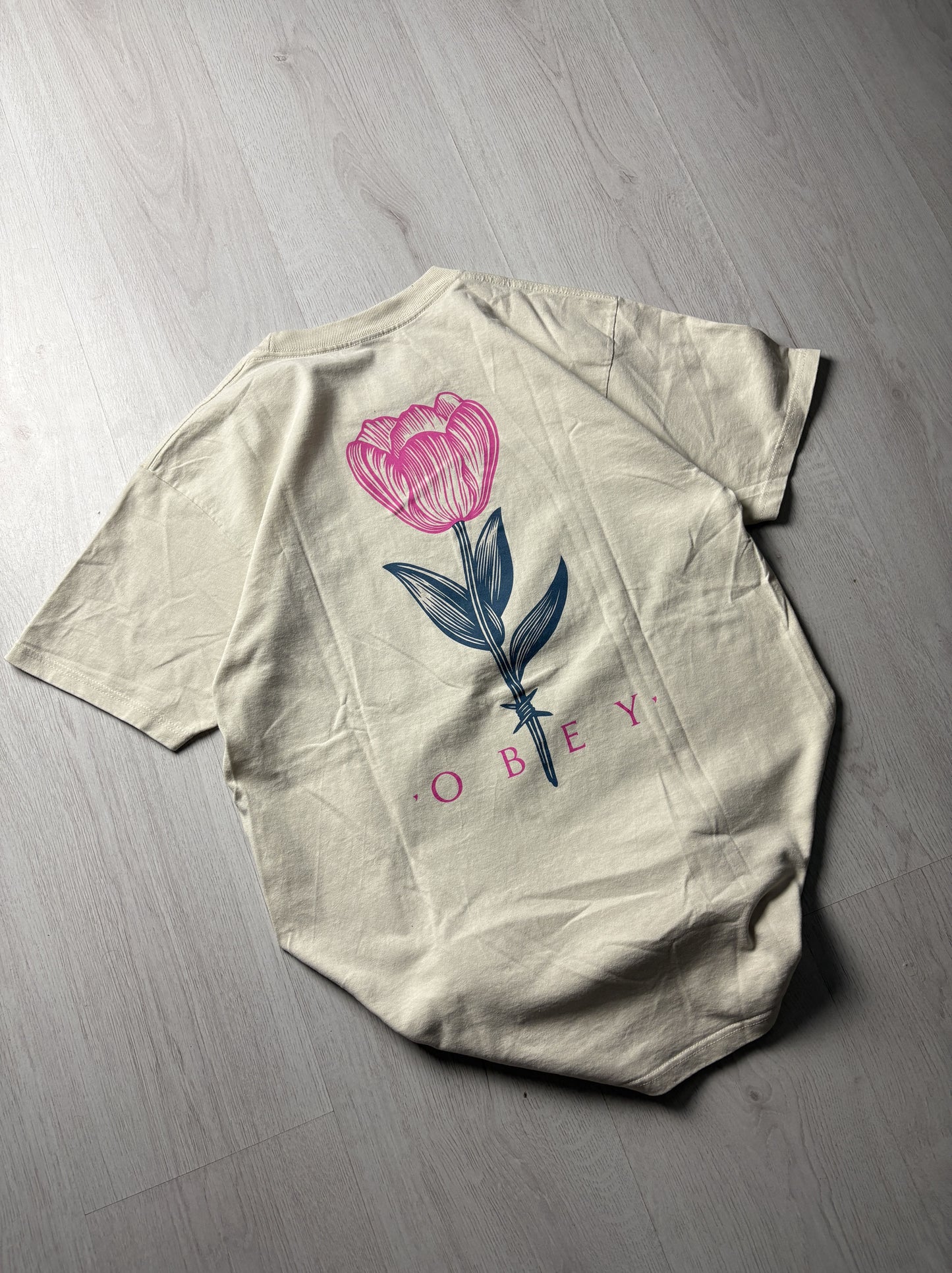 🌸 Obey T-shirt – Medium