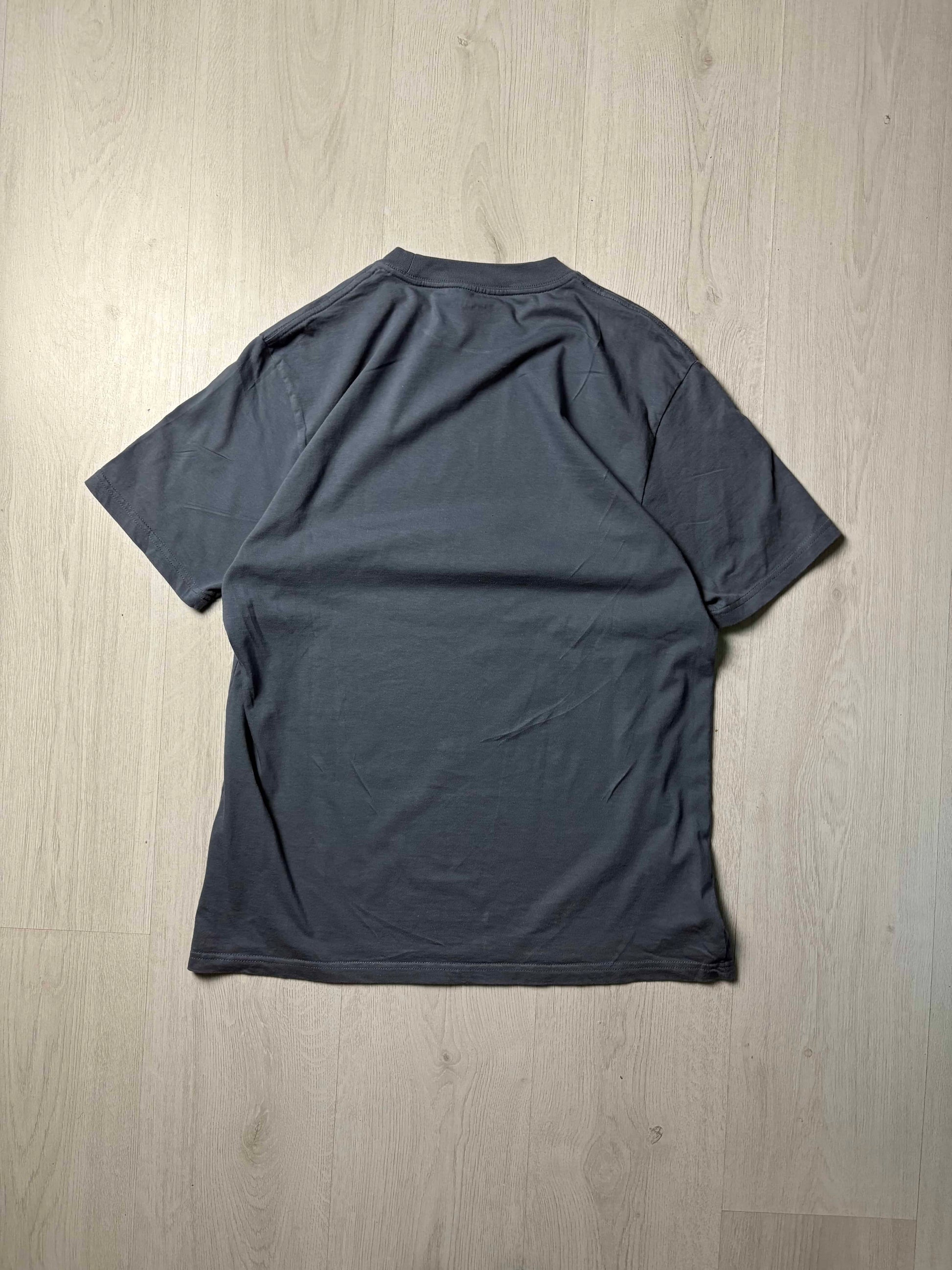Carhartt T-shirt in donkerblauw/grijs, achterkant in maat Medium, stijlvolle streetwear basic bij Redressed.