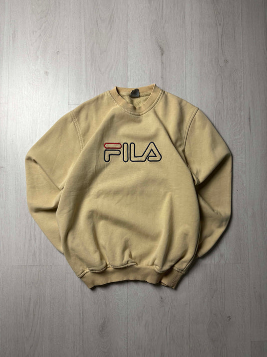 Beige Fila sweater in maat Small, sportieve en cleane voorkant, verkrijgbaar bij Redressed.

