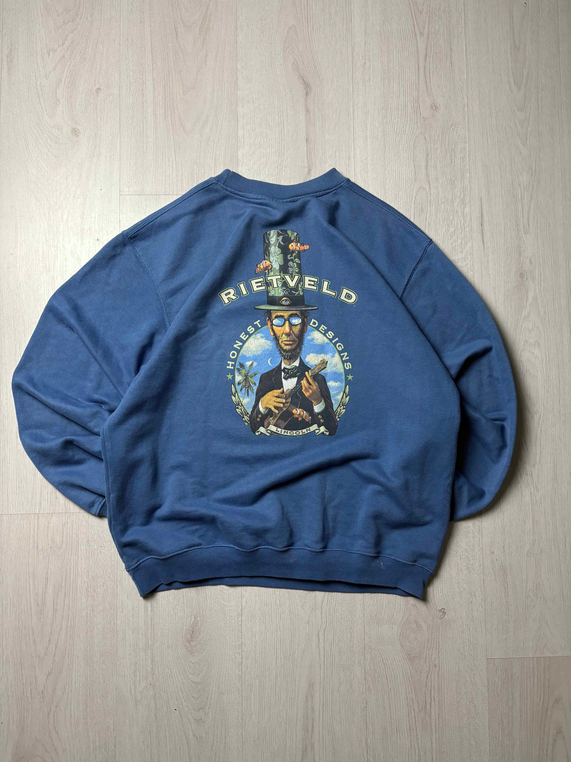 Achterkant van blauwe Rietveld sweater in maat Medium, kunstzinnige en moderne look bij Redressed.

