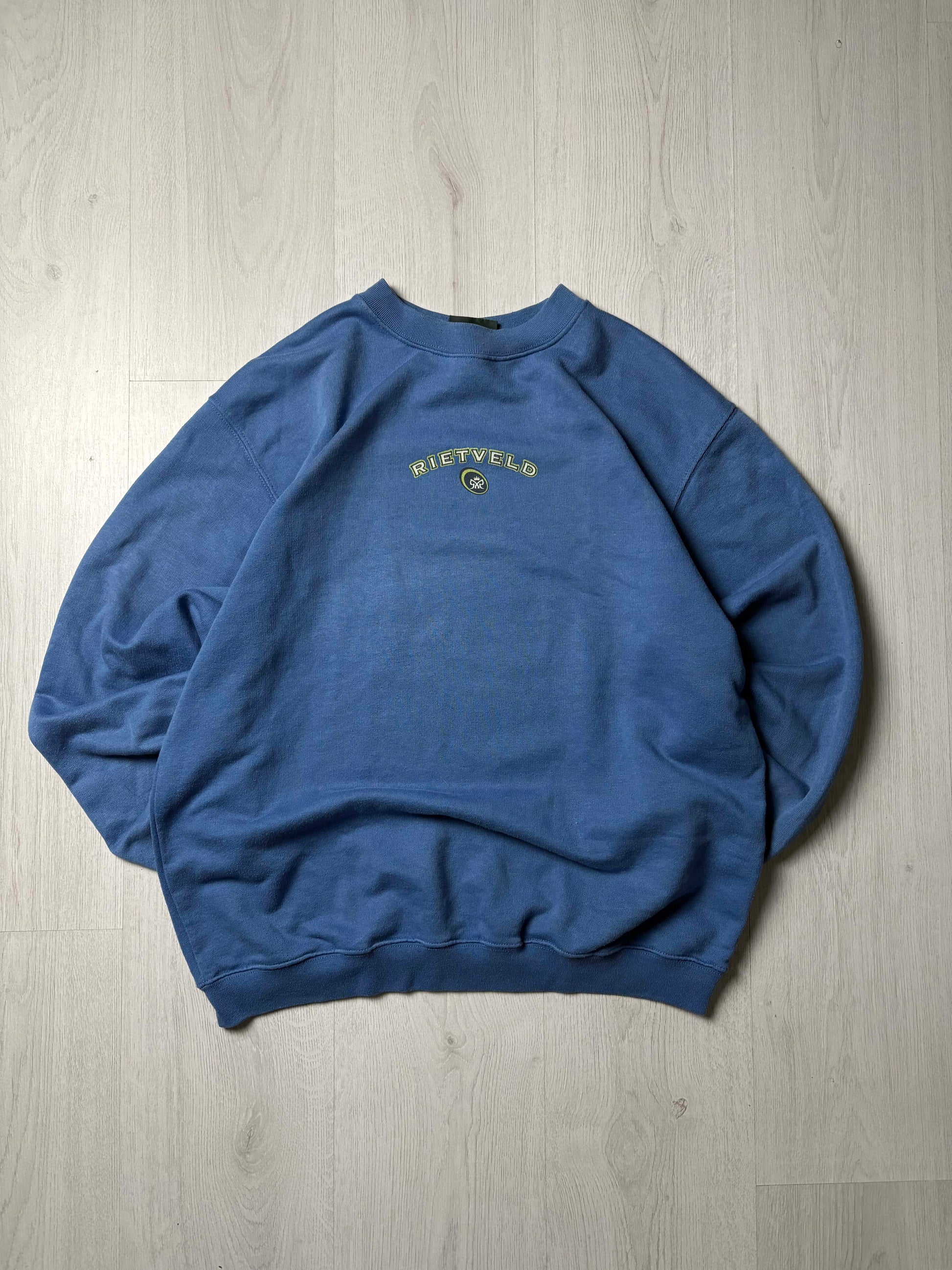 Blauwe Rietveld sweater in maat Medium, creatieve streetwear stijl voorkant, verkrijgbaar bij Redressed.


