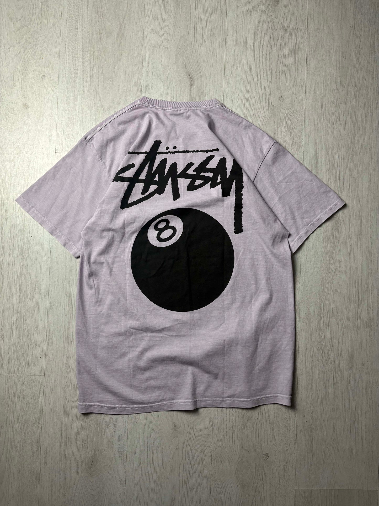 Lila Stüssy T-shirt in maat Medium, kleurrijke streetwear stijl, verkrijgbaar bij Redressed.