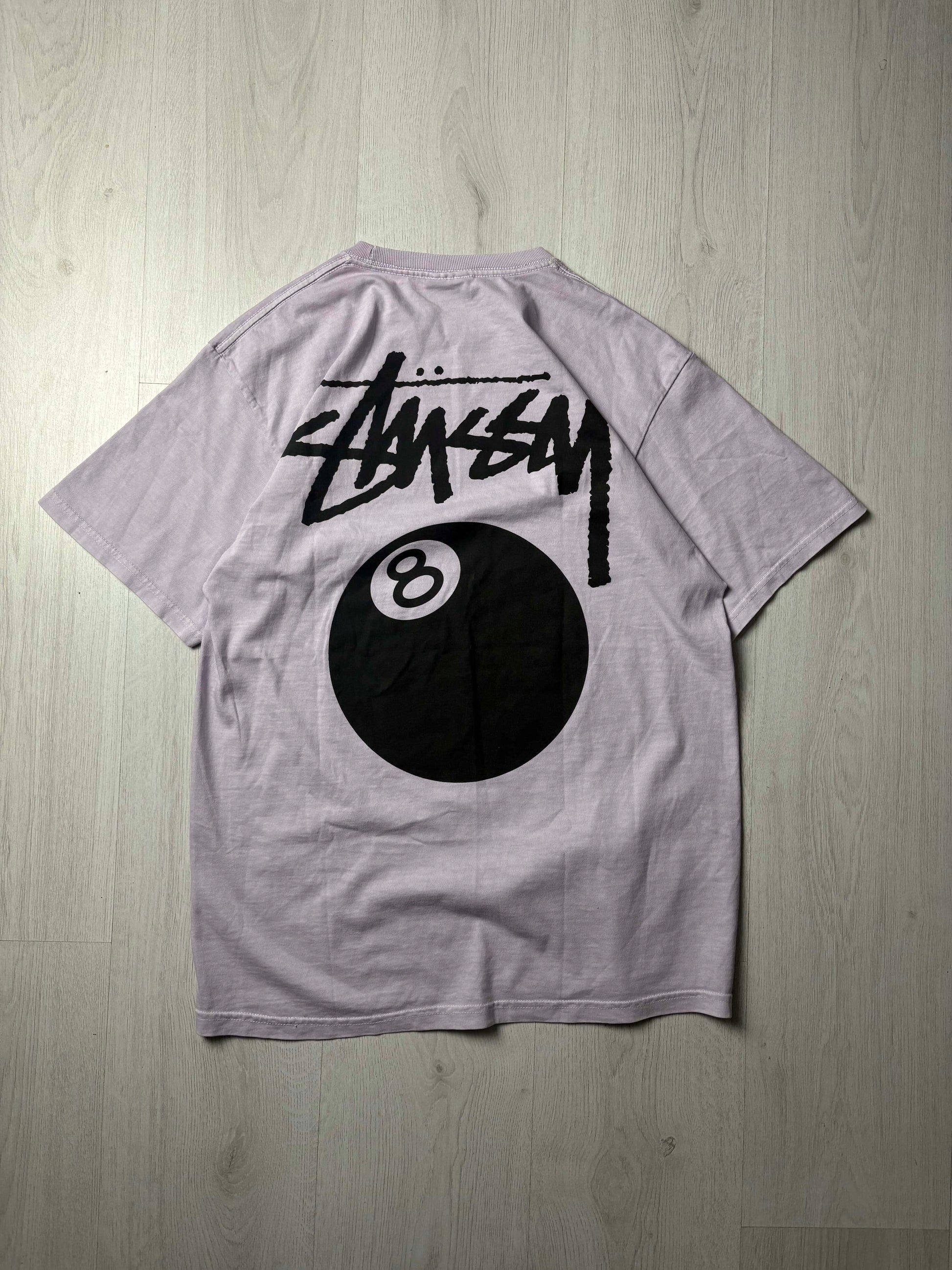 Lila Stüssy T-shirt in maat Medium, kleurrijke streetwear stijl, verkrijgbaar bij Redressed.