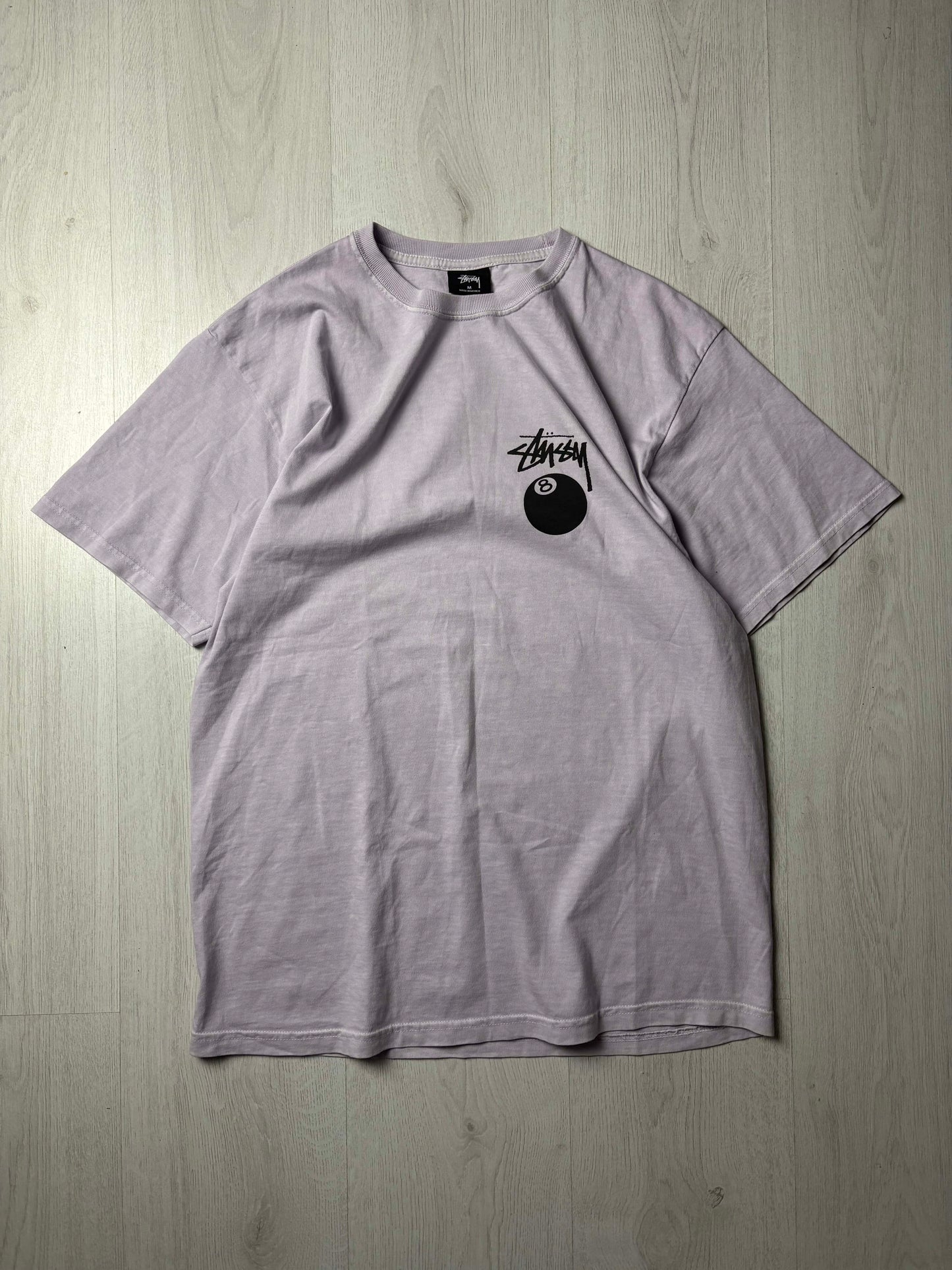 Lila Stüssy T-shirt in maat Medium, kleurrijke streetwear stijl, verkrijgbaar bij Redressed.