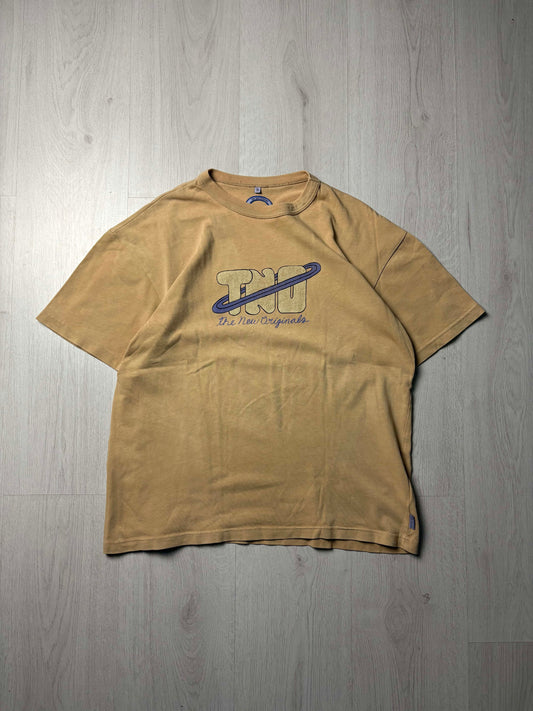 Lichtbruin The New Originals T-shirt in maat Small, cleane en creatieve voorkant, verkrijgbaar bij Redressed.