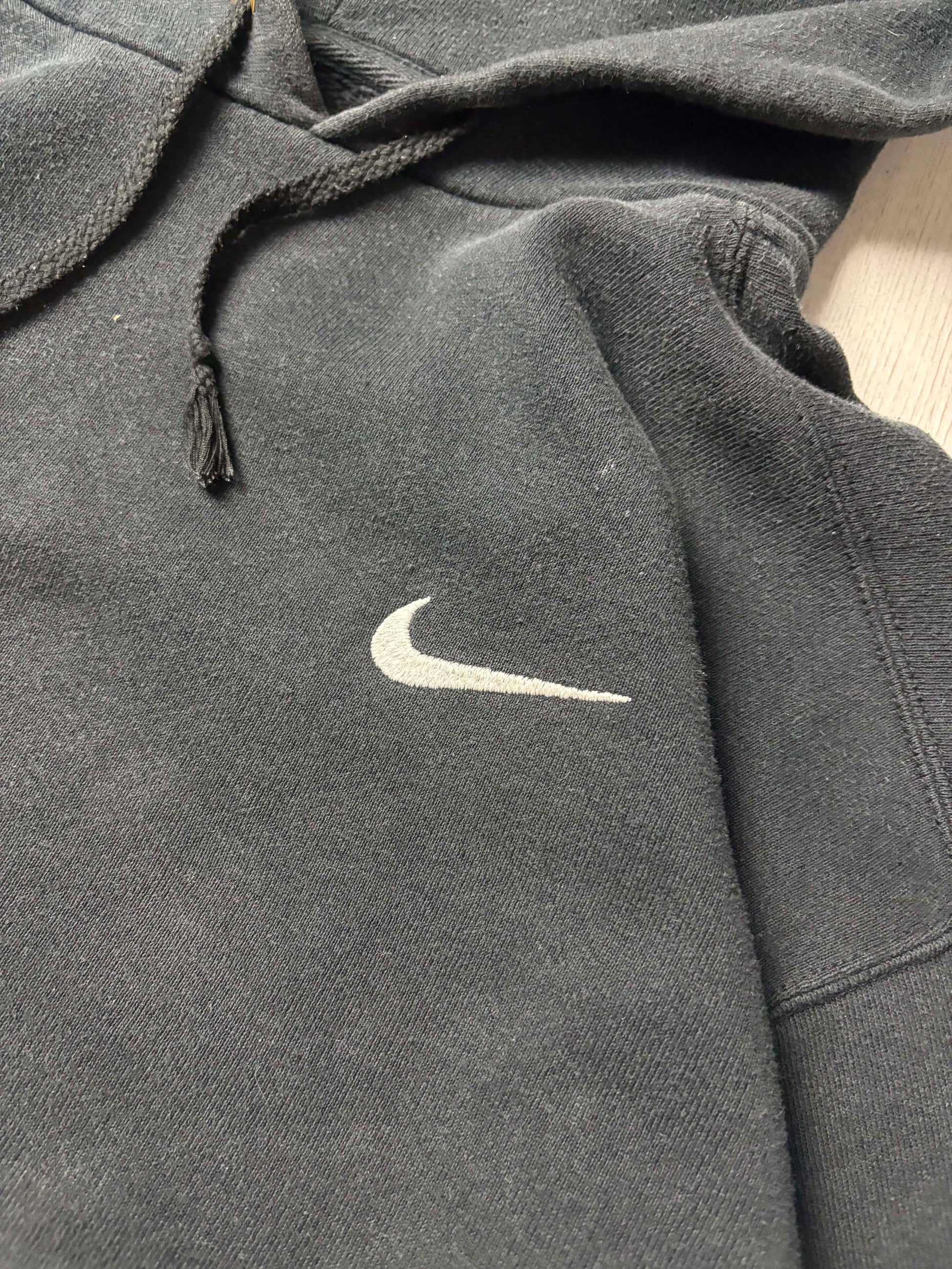 Zwarte vintage Nike hoodie in maat Small, sportieve streetwear stijl, verkrijgbaar bij Redressed.